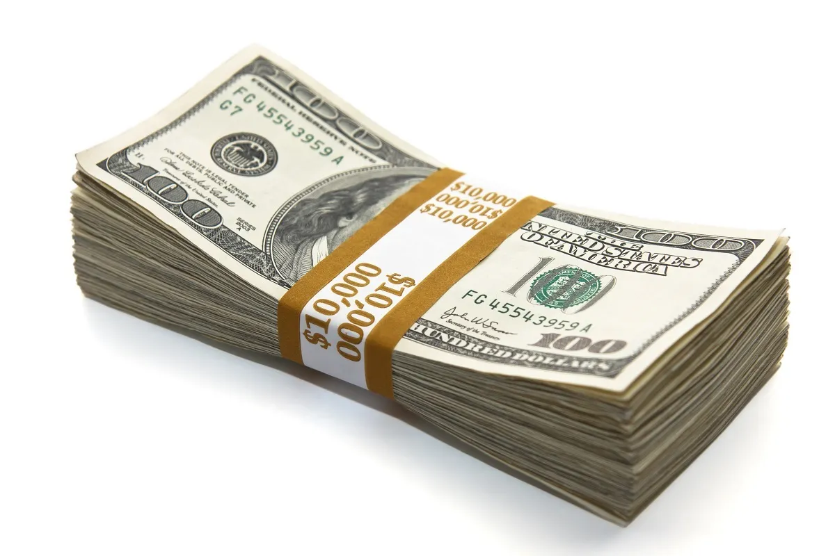 Stos banknotów 100-dolarowych, związany opaską z napisem