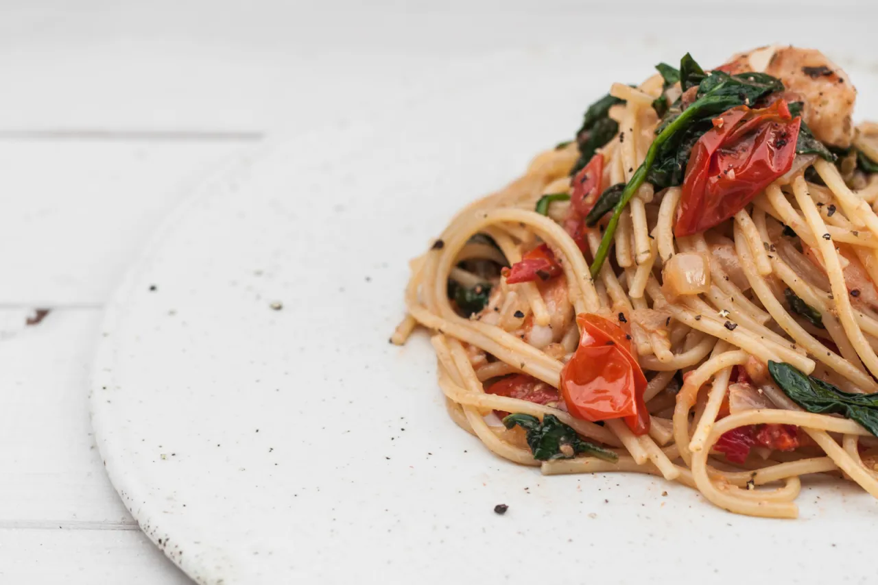 spaghetti aglio e olio z krewetkami i pomidorkami