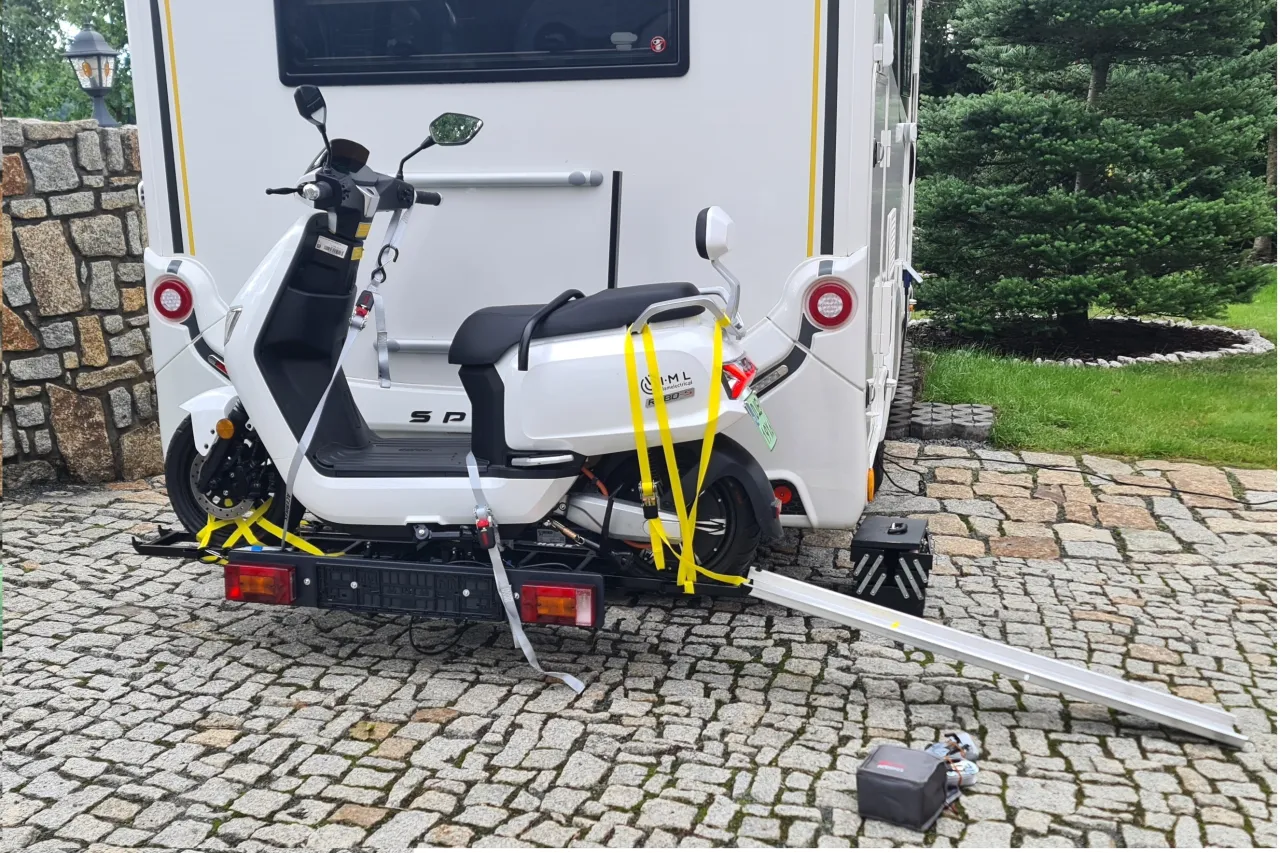 skuter w busie, transport skutera na przyczepie, bagażnik na hak skuter