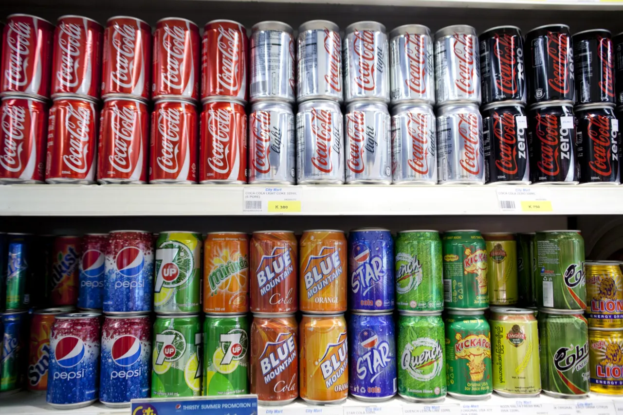 r&oacute;żne rodzaje napoj&oacute;w w puszkach