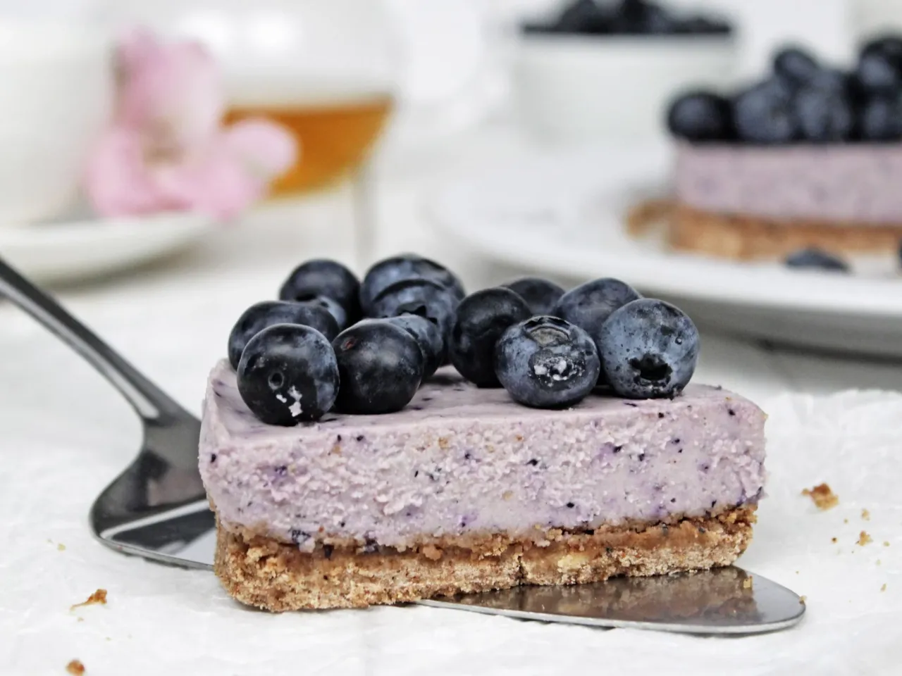 Pyszny sernik z wiaderka który zawsze wychodzi, udekorowany świeżymi borówkami. Idealny deser na każdą okazję.