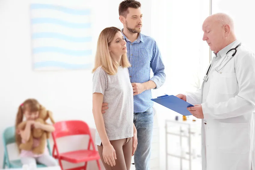 Rodzic rozmawia z lekarzem o szczepieniu dziecka