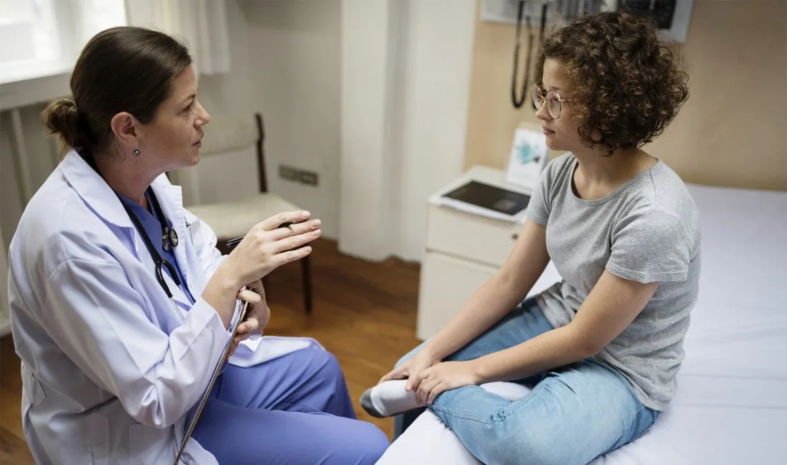 lekarz rehabilitacji badanie pacjenta