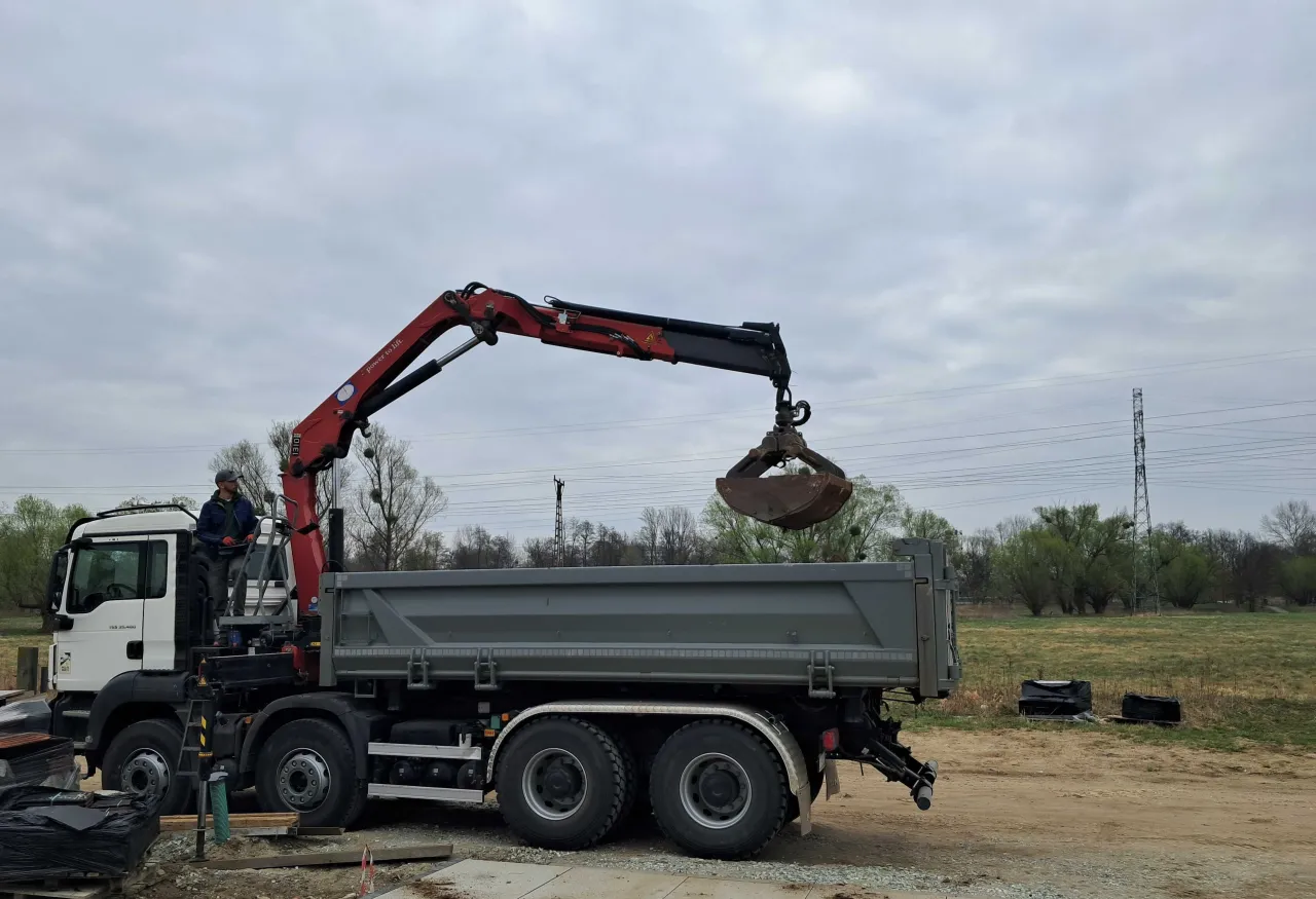 Samoch&oacute;d ciężarowy HDS transport kruszywa big-bag