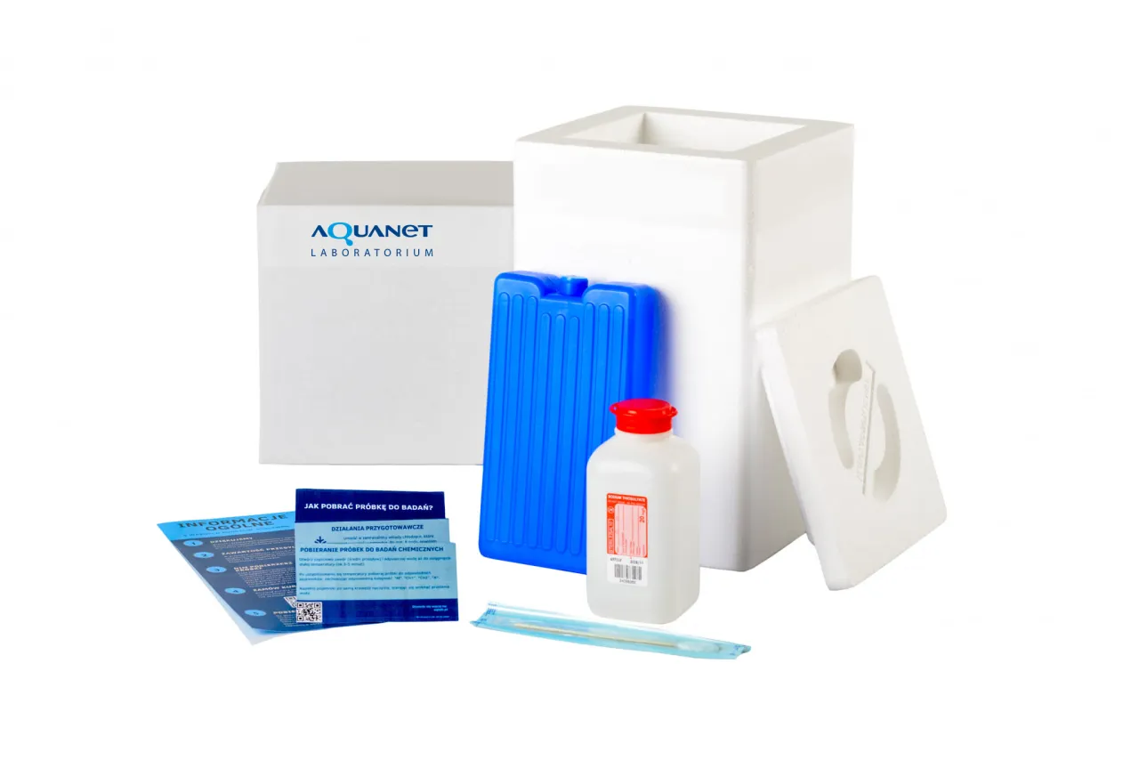 Zestaw do pobierania pr&oacute;bek wody z kranu do badań. Zawiera pojemnik, wkład chłodzący, butelkę z odczynnikiem i instrukcje.