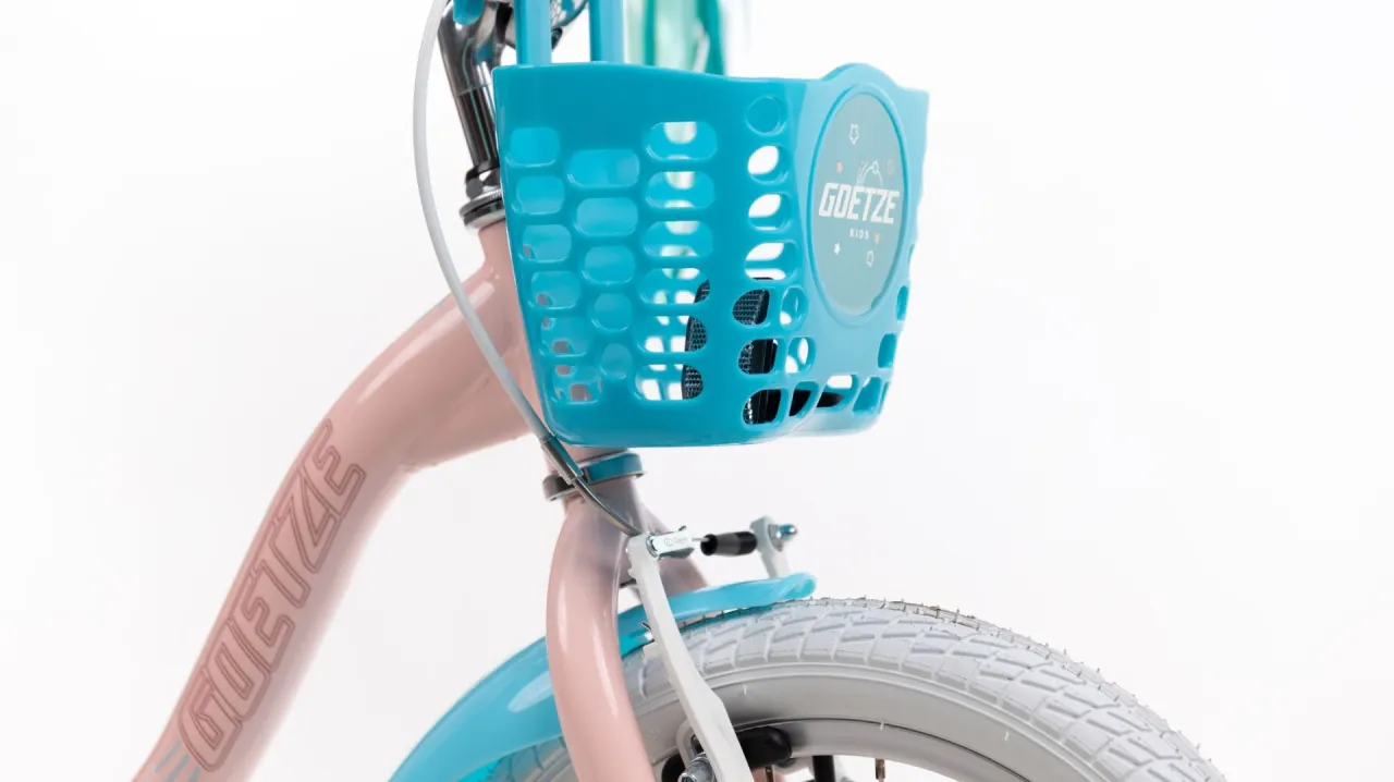 Dziewczynka z kaskiem, butelką wody, na rowerze z dzwonkiem i oświetleniem