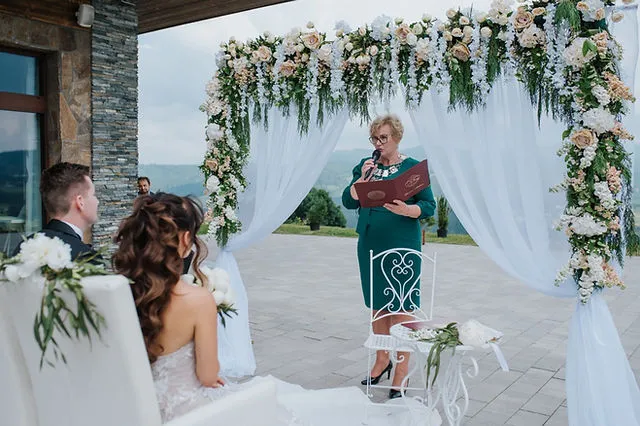 Ślub cywilny w plenerze koszty por&oacute;wnanie