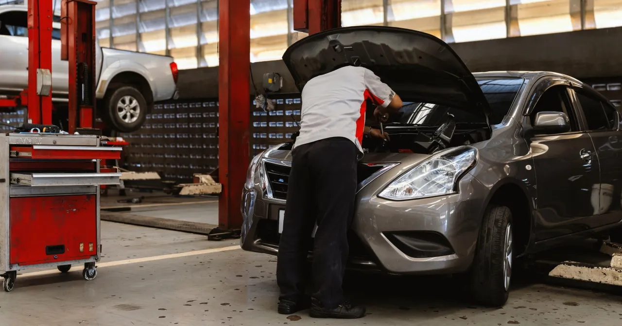 Mapa z pinezkami lokalizującymi warsztaty samochodowe, lupa