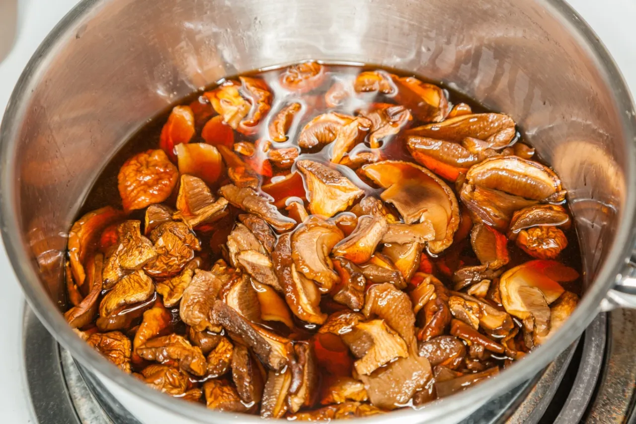 mrożone grzyby w garnku