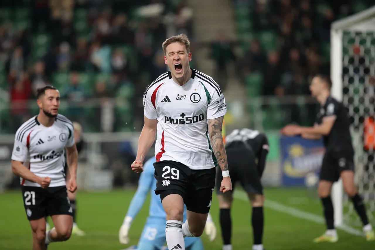 Piłkarz Legii z numerem 29 krzyczy z radości po strzelonym golu. Ciekawe, ile zarabia piłkarz Legii za takie emocje!