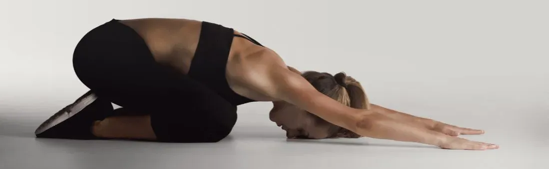 osoba rozciągająca się po treningu