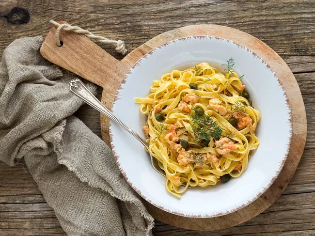 plato de pasta cremosa con salm&oacute;n y eneldo