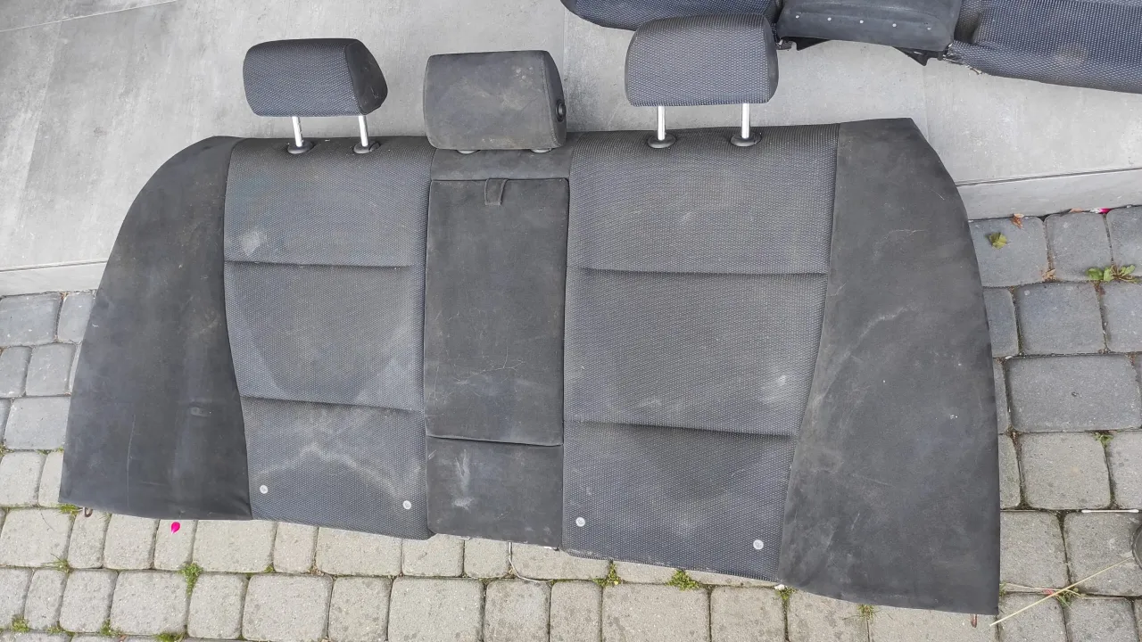 Brudny i czysty fotel samochodowy por&oacute;wnanie