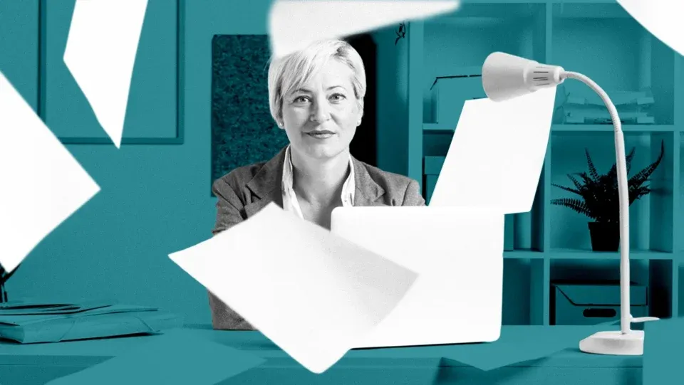 osoby z dokumentami, umowa spółdzielnia mieszkaniowa