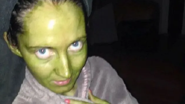 kobieta z zielonymi plamami na twarzy i efektem maski