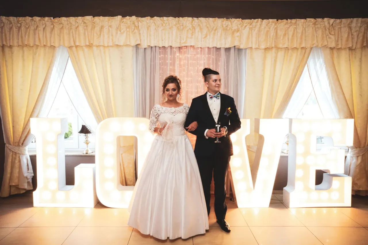 Panna młoda siadająca w sukni księżniczce z halką na kole