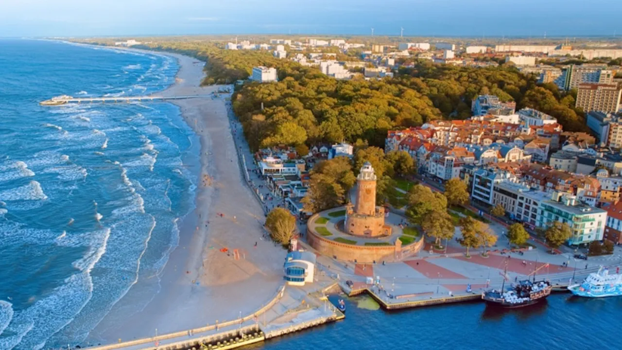 Mapa Polski z zaznaczonymi popularnymi kurortami nadmorskimi i ich orientacyjnymi cenami