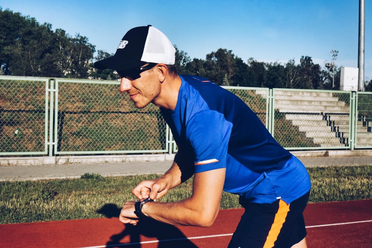 Biegacz mierzący kadencję zegarkiem sportowym
