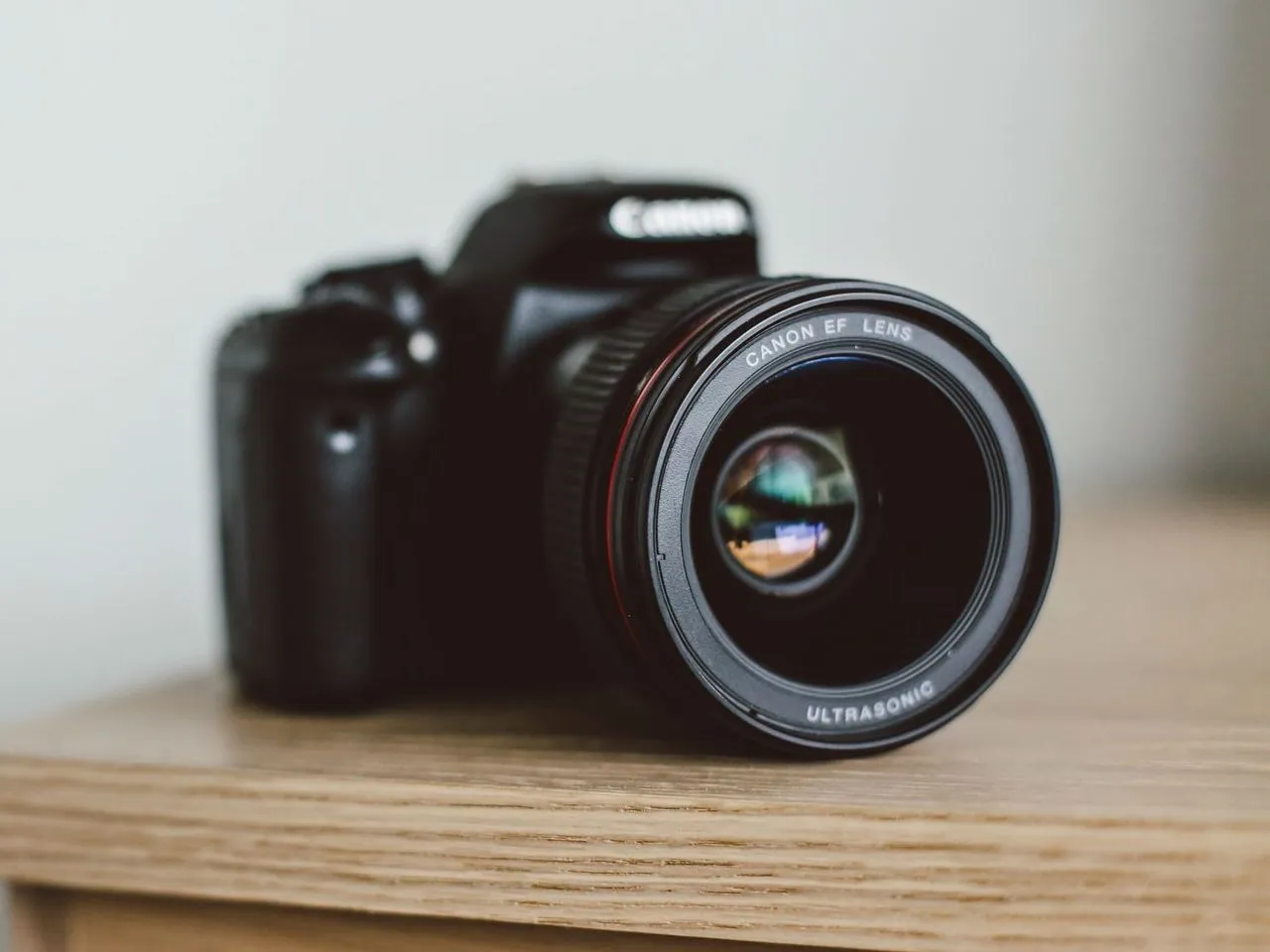 Czarna lustrzanka Canon z obiektywem EF Ultrasonic. Idealna, jeśli szukasz jaka lustrzanka do 2500 zł.