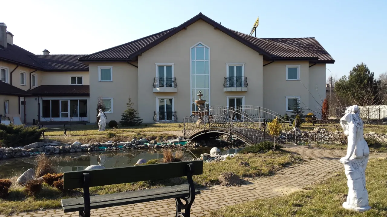 Dom opieki Villa Bona Tychy fasada budynek z ogrodem