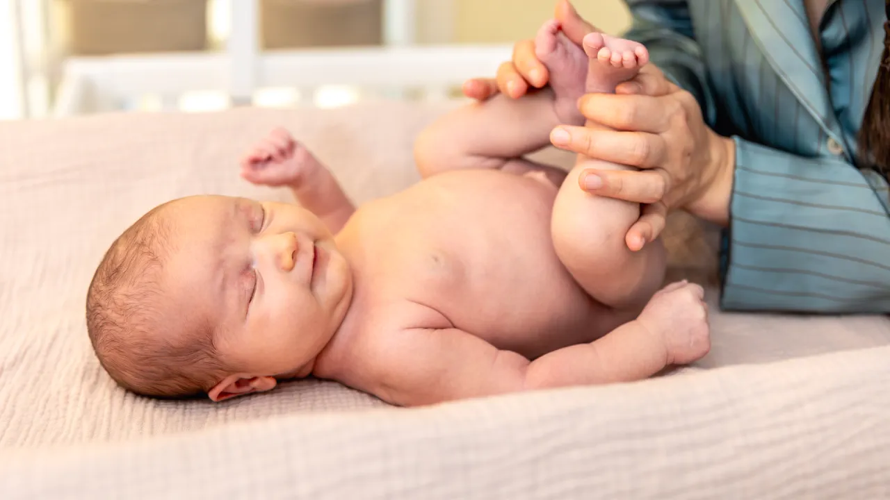 Fizjoterapeuta dziecięcy bada noworodka