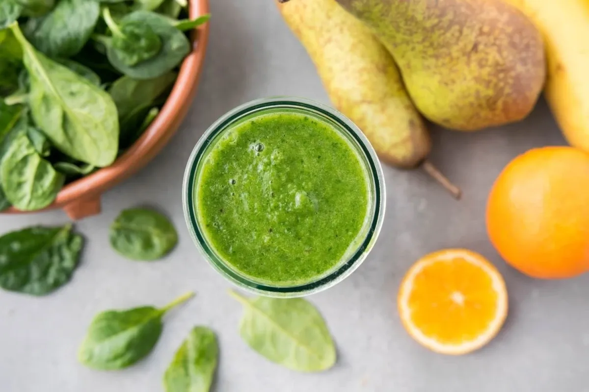 różne składniki do koktajlu ze szpinakiem