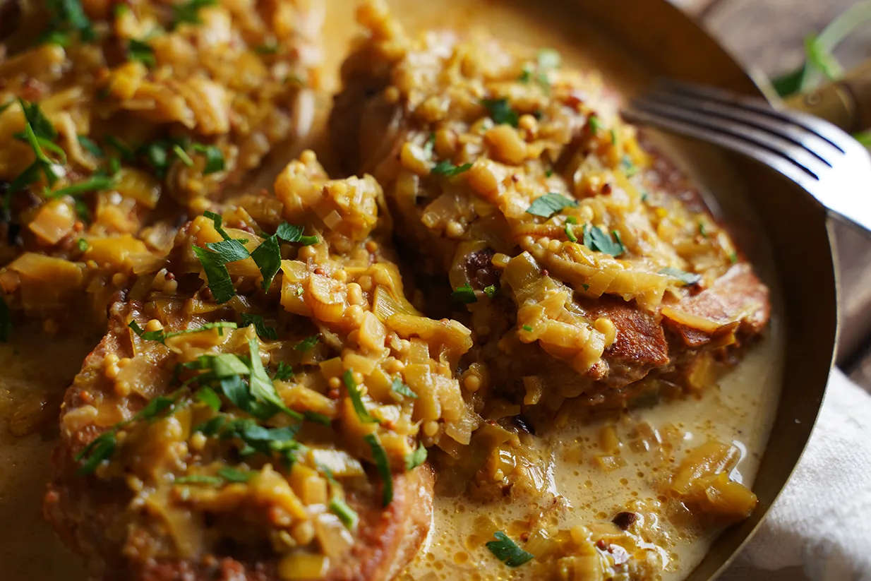 Duszone mięso w kremowym sosie z cebuli i musztardy. Idealny przepis, jak zrobić dobry sos do mięsa duszonego.