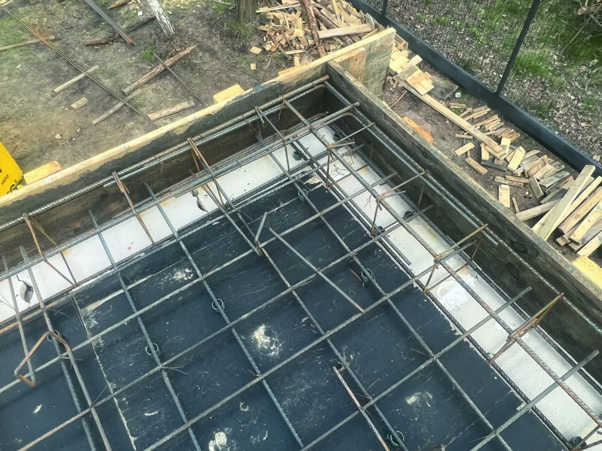 Zbrojenie narożnik&oacute;w wieńca budowlanego, gotowe do zalania betonem. Stalowe pręty tworzą solidną konstrukcję.