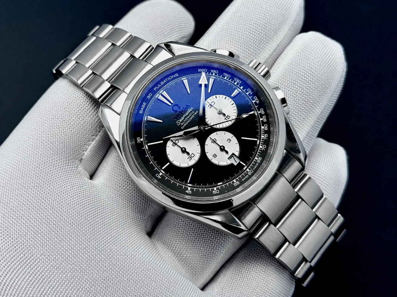 mechanizm Omega Co-Axial z bliska