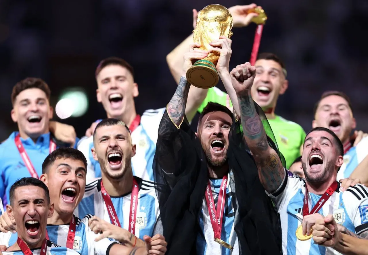 Leo Messi z pucharem świata, świętuje z drużyną. Argentyna udowodniła, kto jest mistrzem świata w piłce nożnej!