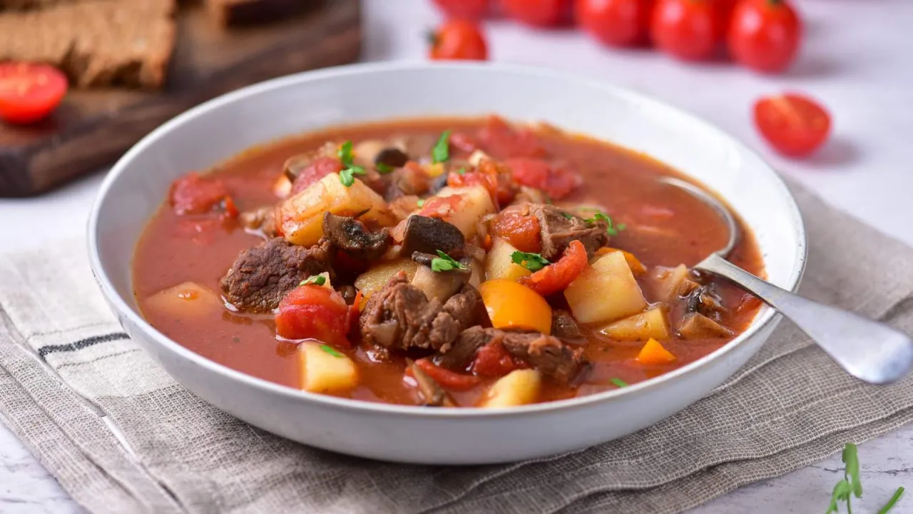 zupa gulaszowa wołowina wieprzowina por&oacute;wnanie