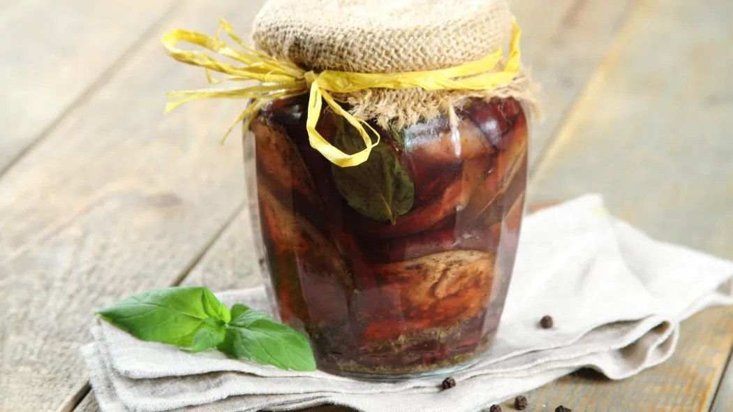 składniki marynat do bakłażana w miseczkach