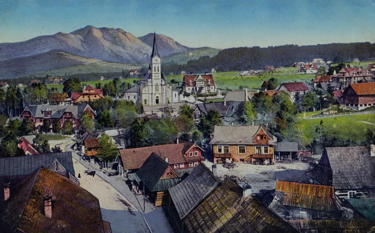 Widok na kości&oacute;ł i zabudowania w Poroninie, z g&oacute;rami w tle. Jakby wiersz o tym miejscu.