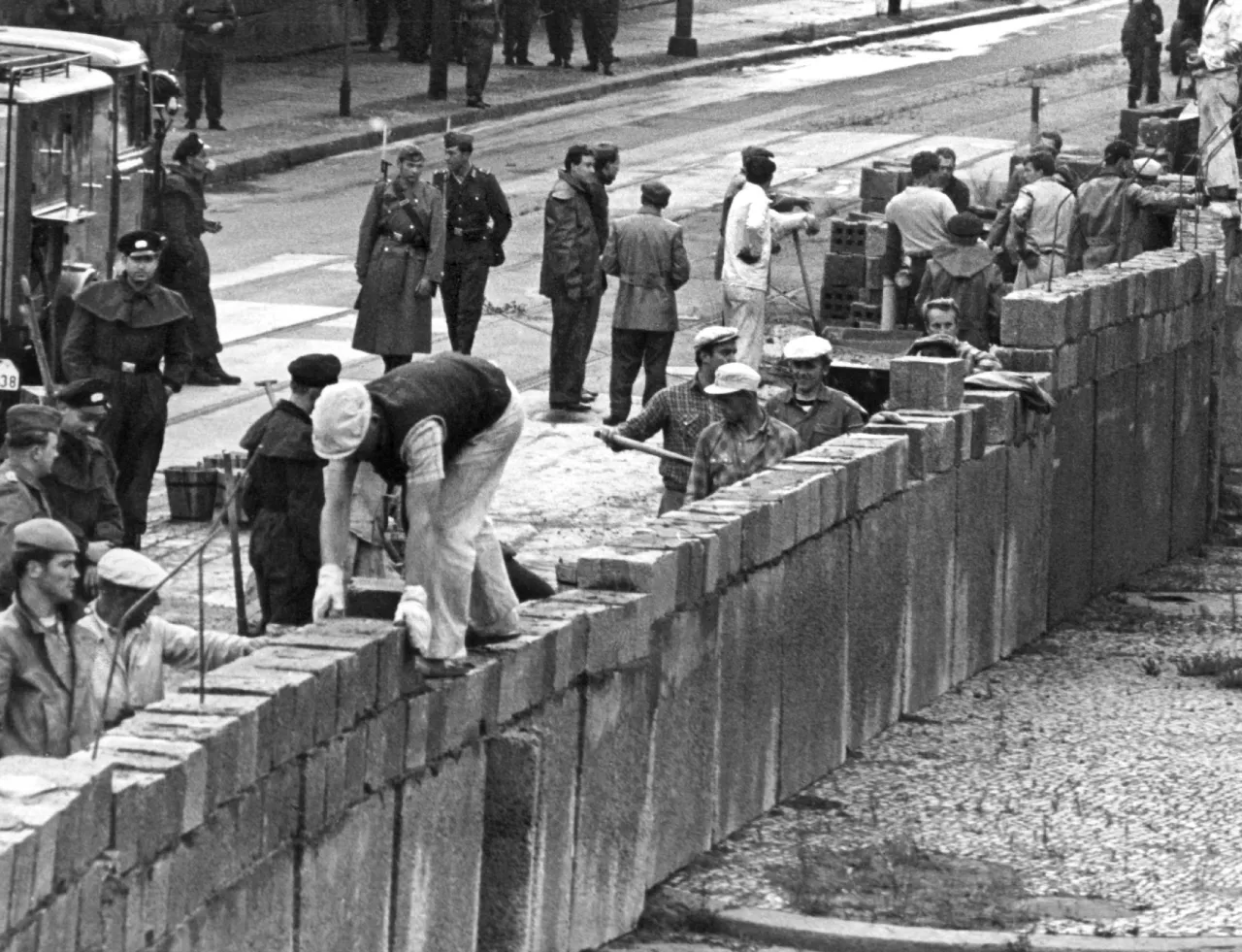 Zdjęcie Kiedy powstał mur berliński i dlaczego? Odkryj jego tajemnice