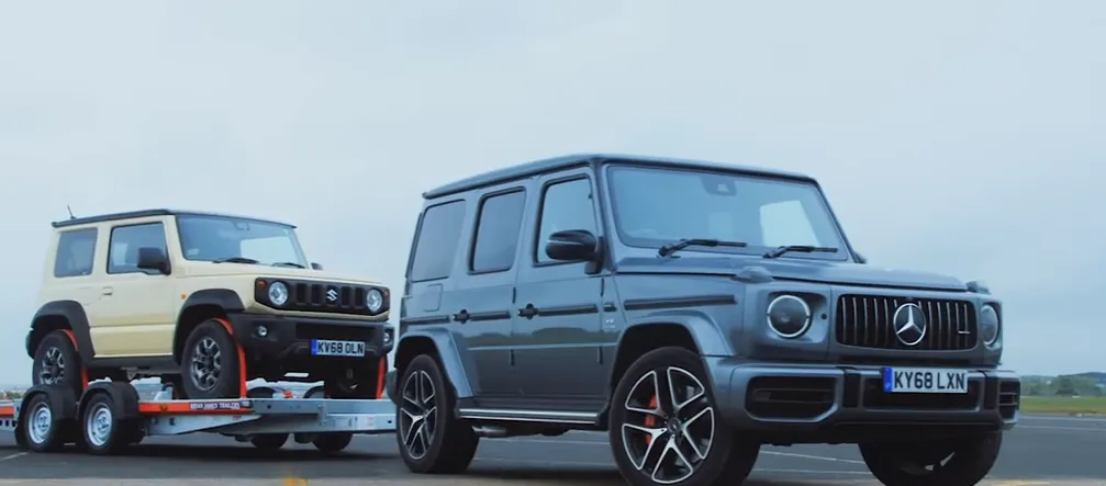 Samochód z napędem 4x4 na lawecie