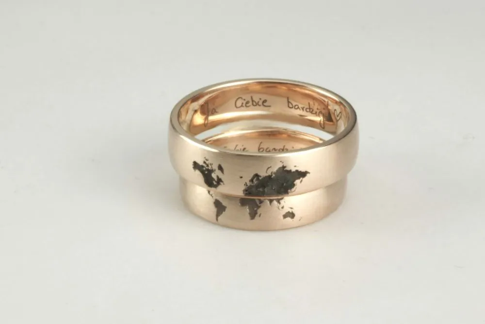 Mapa świata kraje noszące obrączki lewa prawa ręka