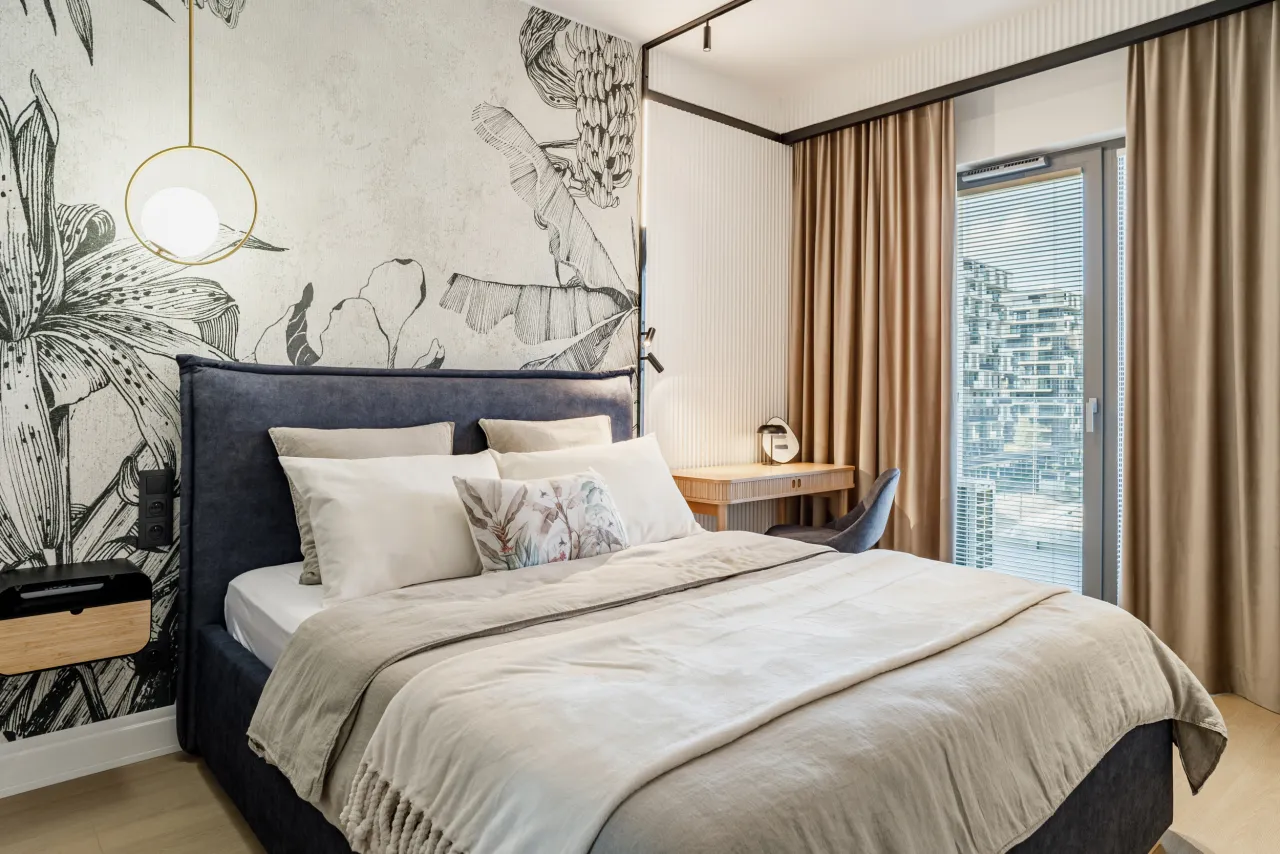 inspirująca sypialnia z wyr&oacute;żnioną ścianą za ł&oacute;żkiem