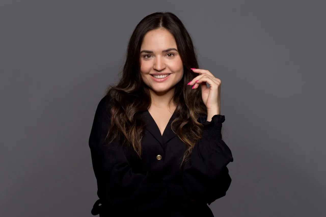 Uśmiechnięta Ola Radwan, znana z programu 