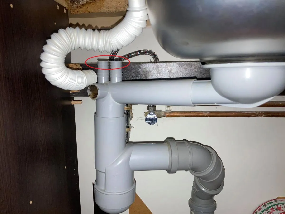 podłączanie węża odpływowego zmywarki do syfonu