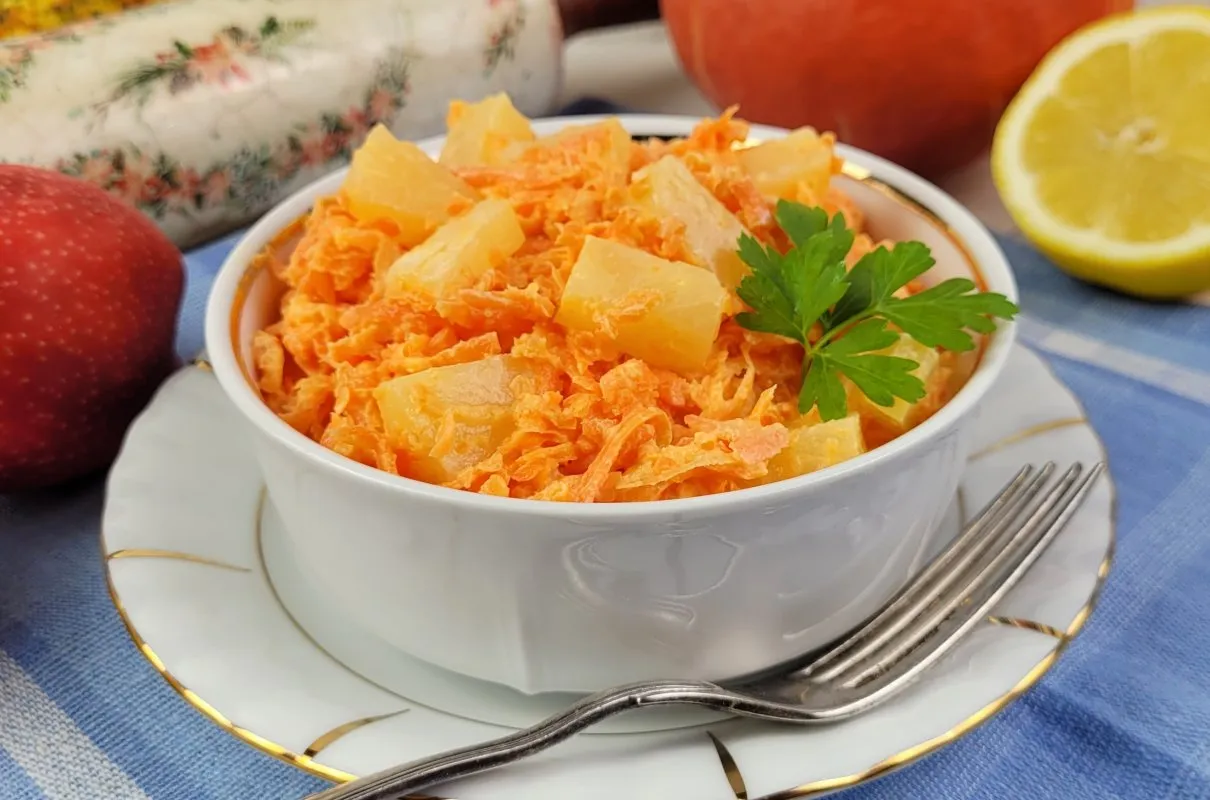 Surówka z marchewki i ananasa z dodatkiem jabłka