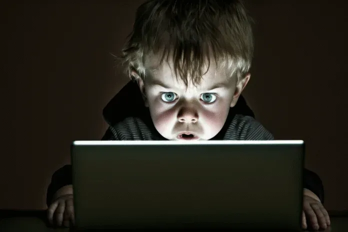 dziecko zapatrzone w ekran komputera