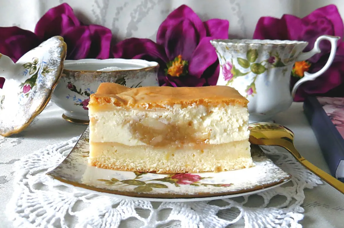 Pyszne ciasto z jabłkami i serem, idealne na imieniny. Przepisy na takie cuda znajdziesz wszędzie!