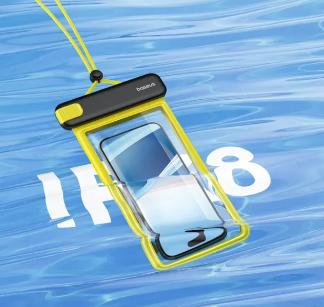 powerbank i wodoodporne etui na plaży