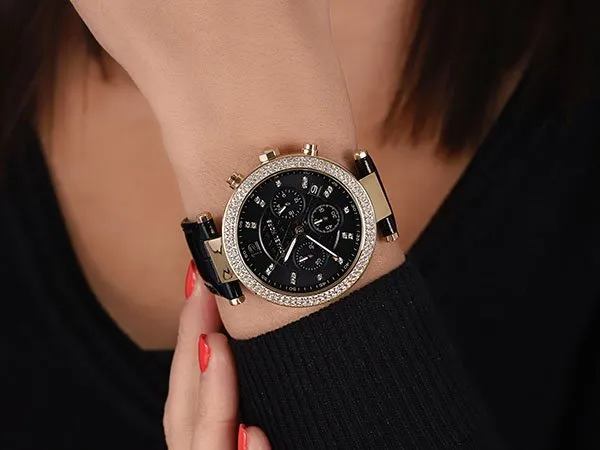 damski czarny zegarek na nadgarstku