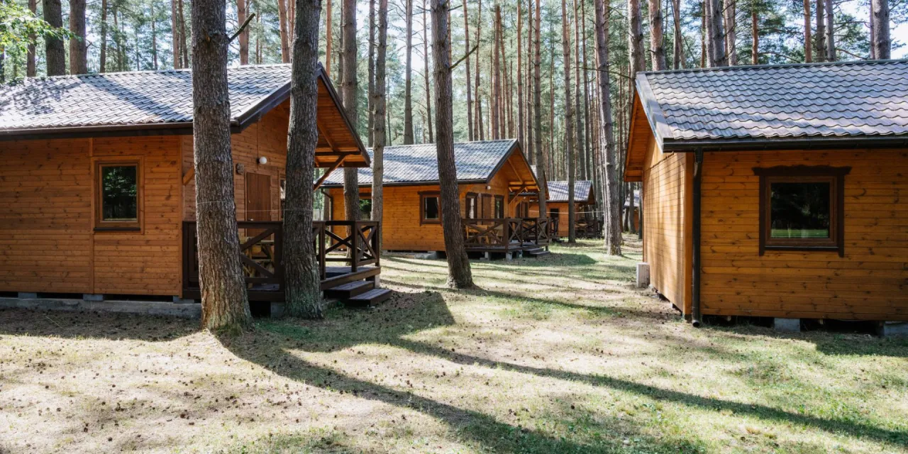 Różne typy domków nad jeziorem Mazury zdjęcia