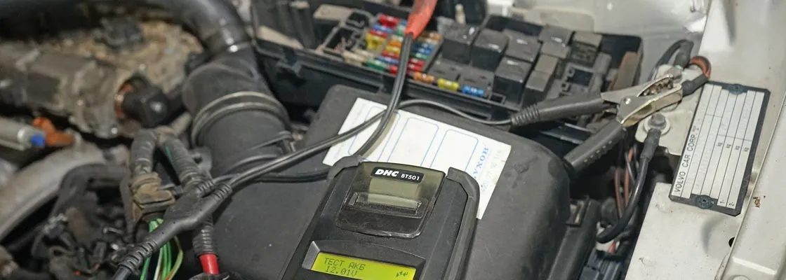 odłączanie akumulatora przed naprawą samochodu