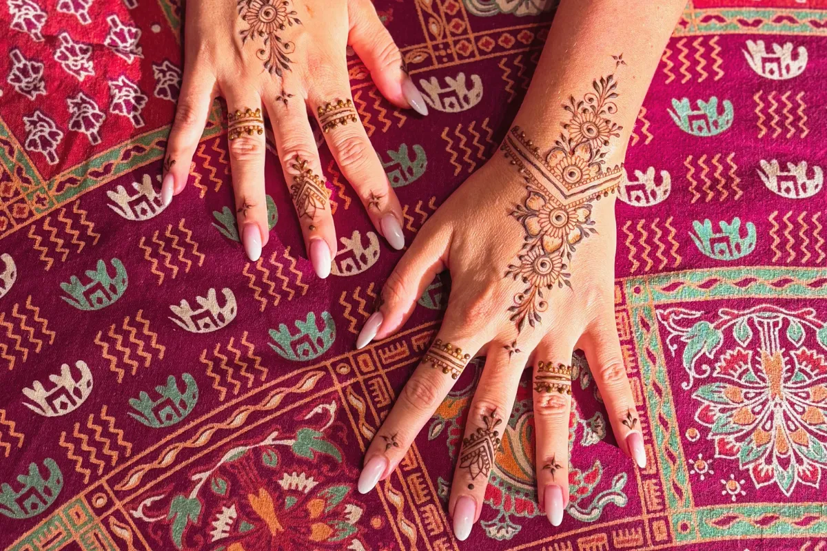 naturalna henna mehendi na dłoni