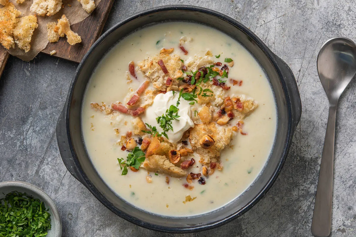Soupe de chou-fleur garnie avec épices et croûtons