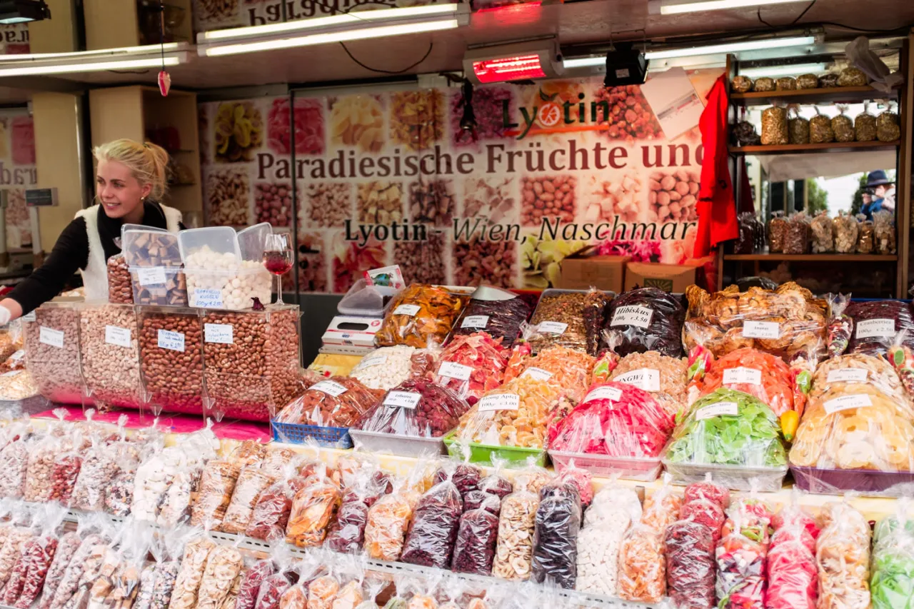Gdzie kupić pamiątki w Wiedniu? Na targu Naschmarkt znajdziesz mnóstwo suszonych owoców i orzechów, idealnych na słodkie upominki.