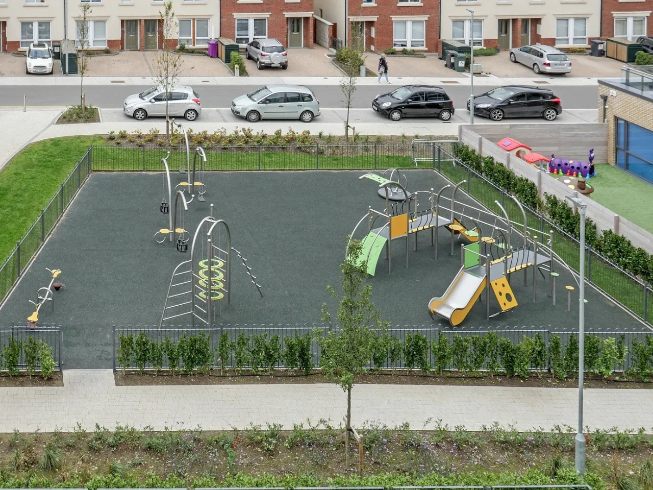 bezpieczna nawierzchnia placu zabaw, strefy wiekowe plac zabaw, certyfikat PN-EN 1176